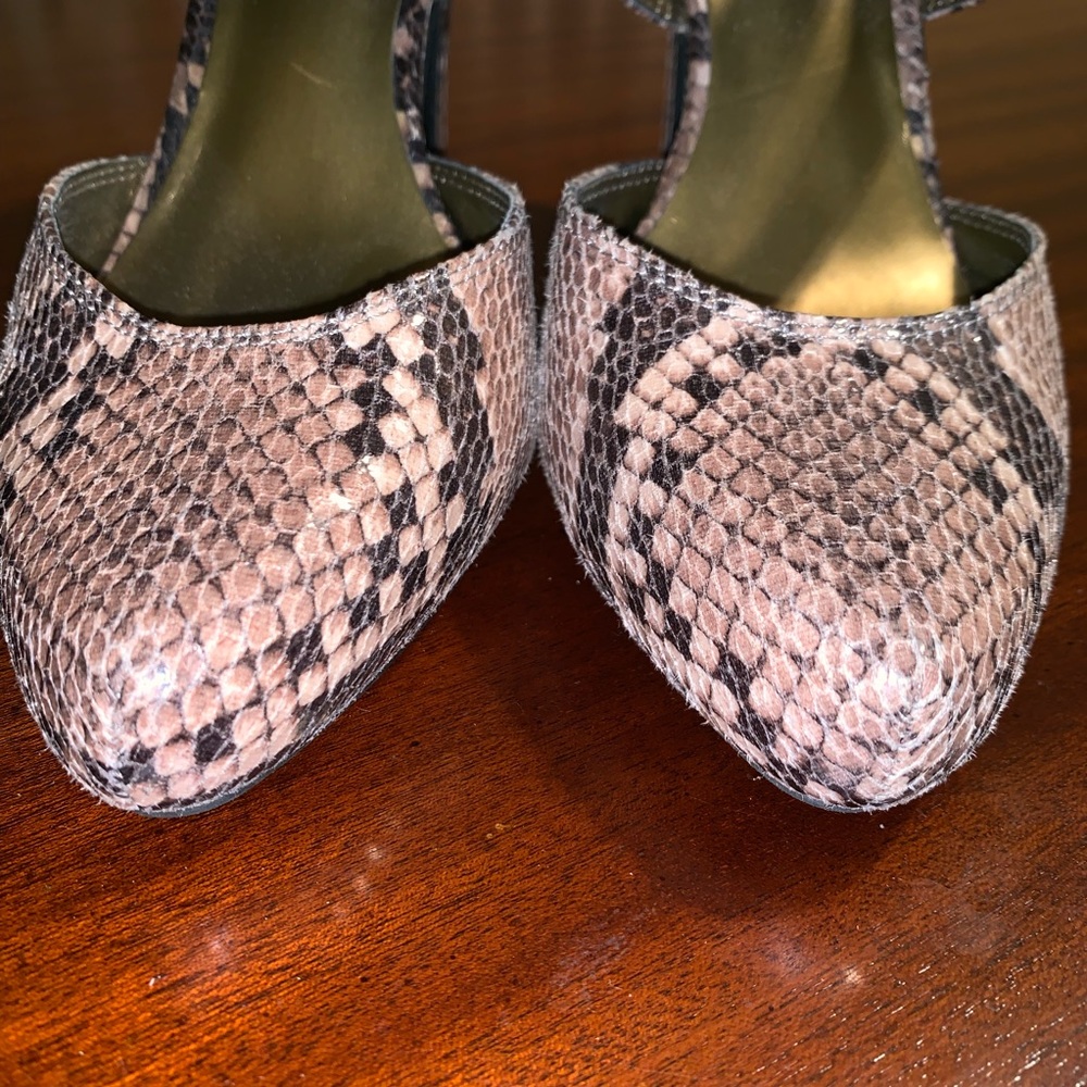 ๐Nine West Snakeskin Strappy Closed Toe Heels - Picture 8 of 8